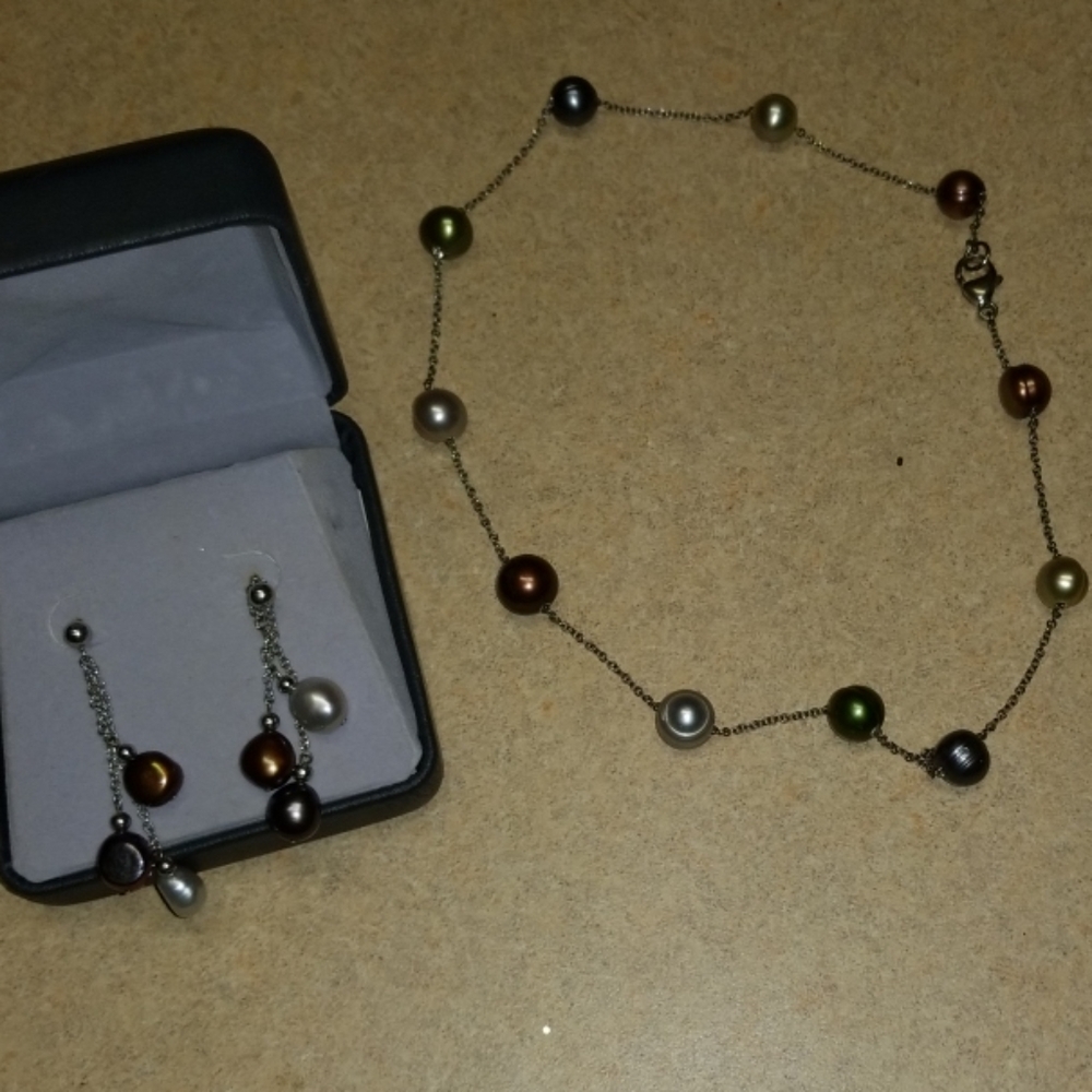 Beautiful pearl necklace with matching earrings